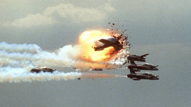 Während einer Flugschau in Ramstein kollidiert ein Jet der italienischen Kunstflugstaffel Frecce Tricolori am 28. Während einer Flugschau in Ramstein kollidiert ein Jet der italienischen Kunstflugstaffel Frecce Tricolori am 28.