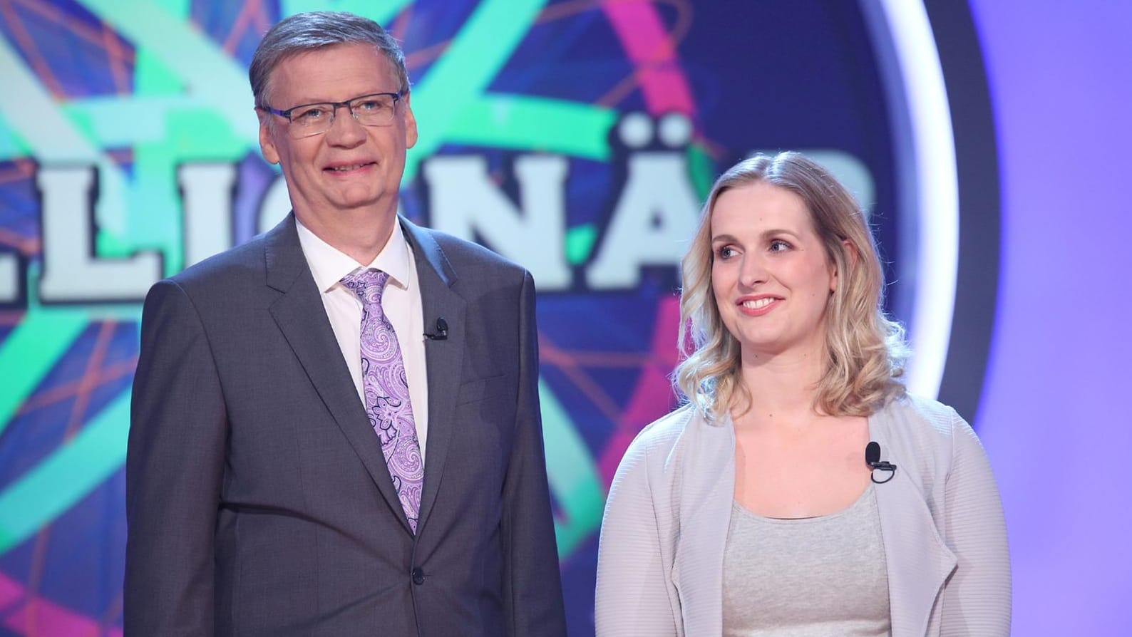 Kann auch Gräber ausheben: Theresa Korsch mit Moderator Günther Jauch.