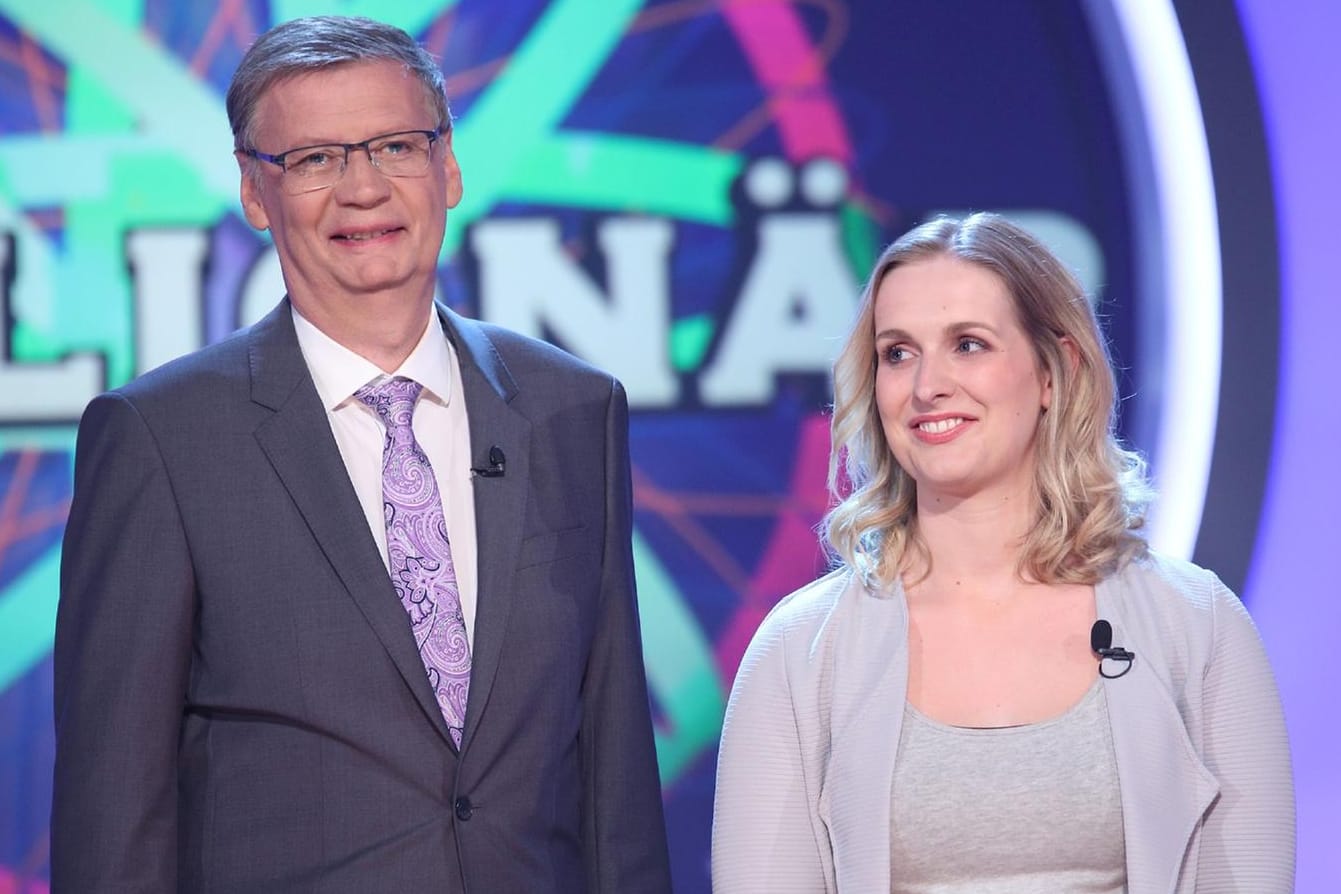 Kann auch Gräber ausheben: Theresa Korsch mit Moderator Günther Jauch.