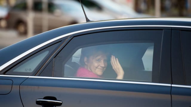 Bundeskanzlerin Merkel kommt in ihrem Dienstwagen zum Koalitionstreffen in das Bundeskanzleramt. Bundeskanzlerin Merkel kommt in ihrem Dienstwagen zum Koalitionstreffen in das Bundeskanzleramt.