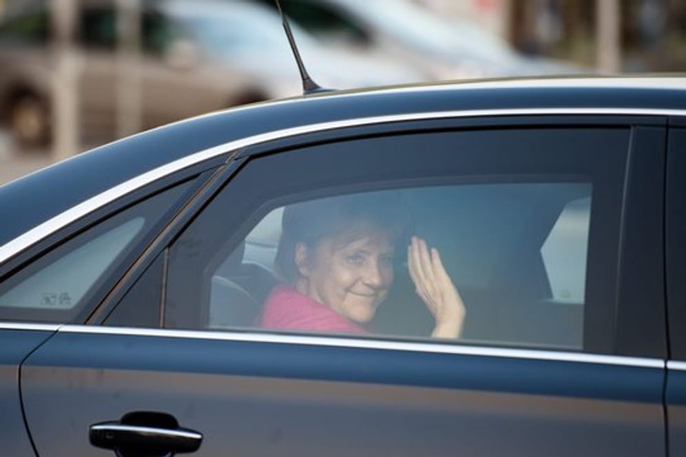 Bundeskanzlerin Merkel kommt in ihrem Dienstwagen zum Koalitionstreffen in das Bundeskanzleramt.