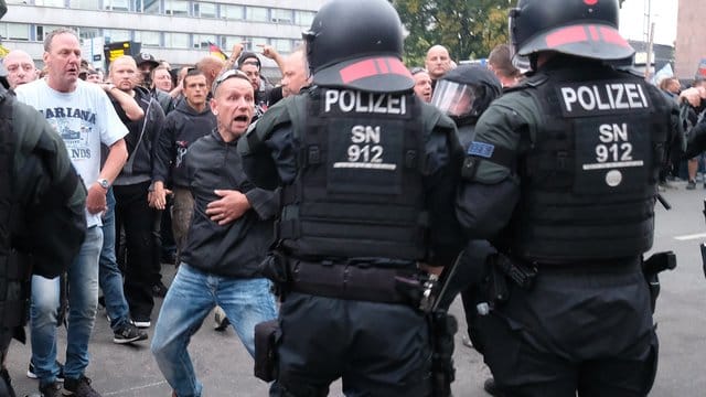 Wutverzerrtes Gesicht: Polizisten versuchen in der Chemnitzer Innenstadt, ein Aufeinanderprallen von rechten und linken Gruppen zu verhindern. Wutverzerrtes Gesicht: Polizisten versuchen in der Chemnitzer Innenstadt, ein Aufeinanderprallen von rechten und linken Gruppen zu verhindern.