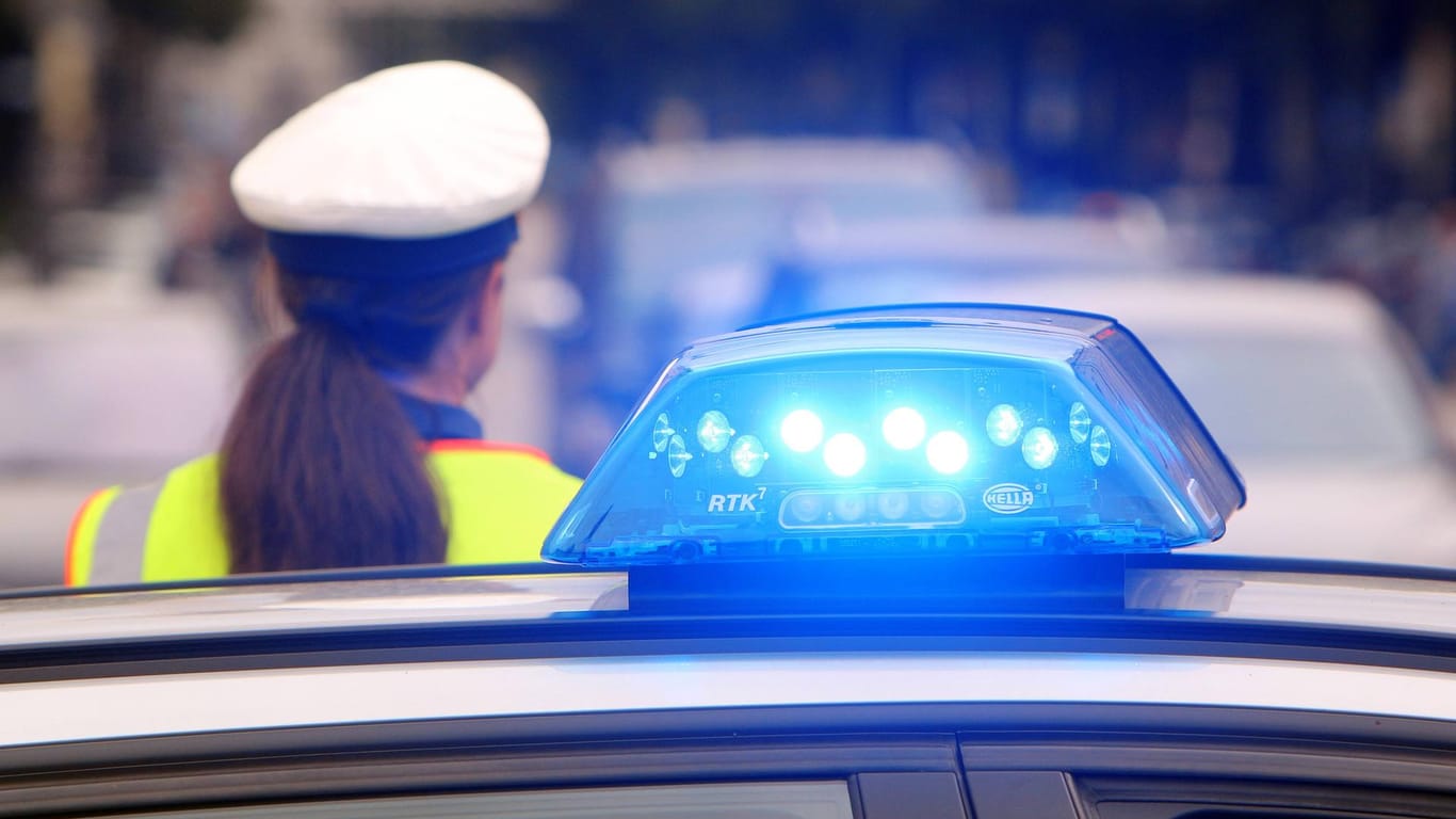 Einsatzwagen der Polizei mit eingeschaltetem Blaulicht: In Dresden kam es zu einem tödlichen Streit in einer Kelterei.