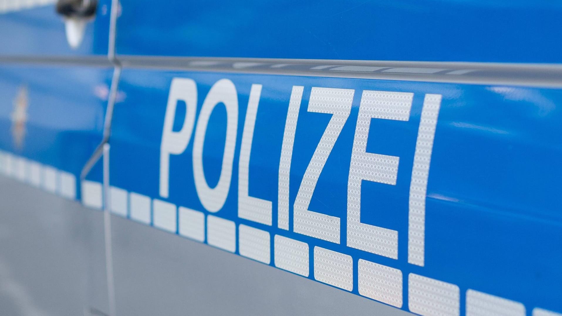 Schriftzug der Polizei auf einem Einsatzwagen: Noch bevor die Polizei am Tatort ankam, konnte ein Verdächtiger fliehen. (Symbolbild) Schriftzug der Polizei auf einem Einsatzwagen: Noch bevor die Polizei am Tatort ankam, konnte ein Verdächtiger fliehen. (Symbolbild)