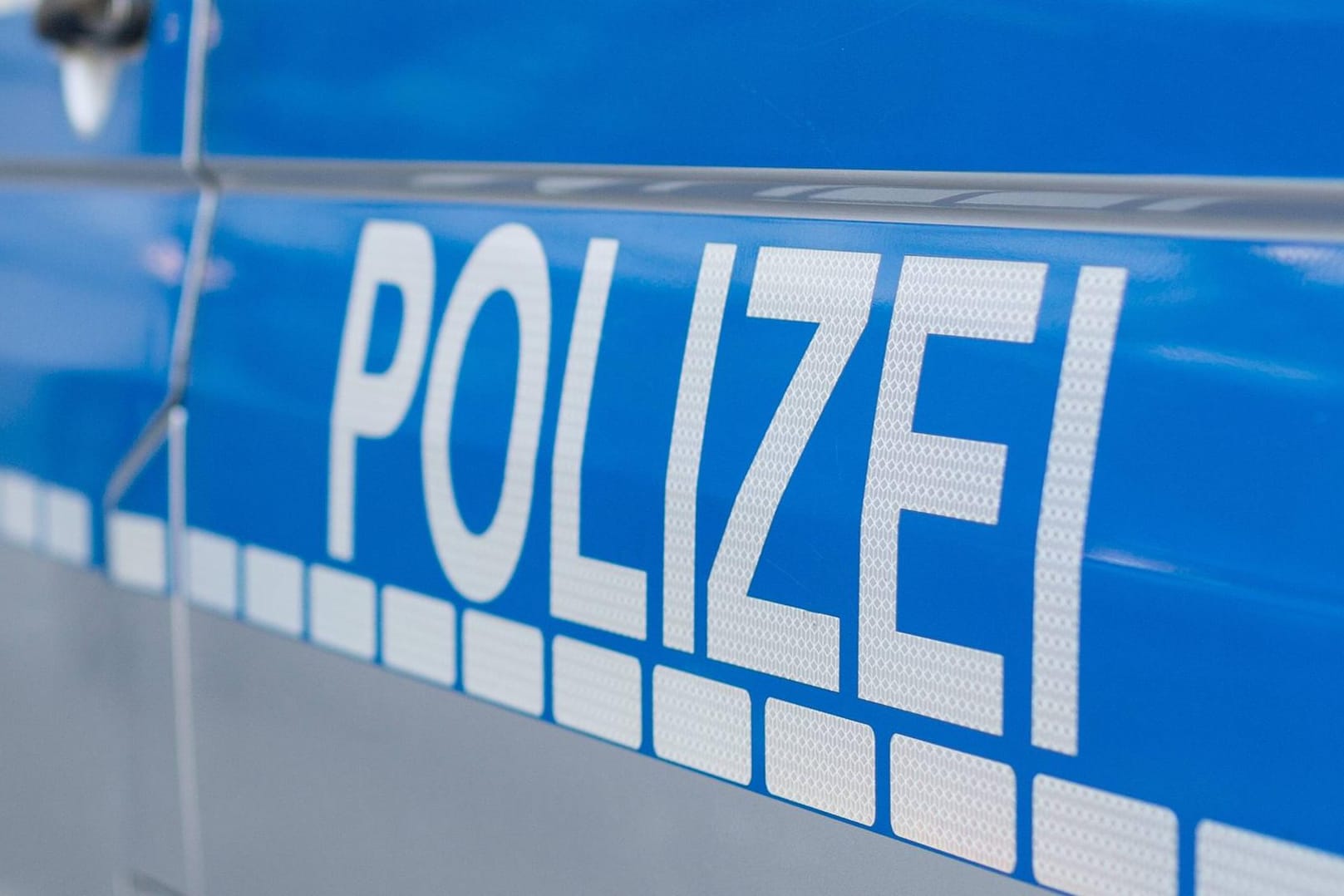 Schriftzug der Polizei auf einem Einsatzwagen: Noch bevor die Polizei am Tatort ankam, konnte ein Verdächtiger fliehen. (Symbolbild)