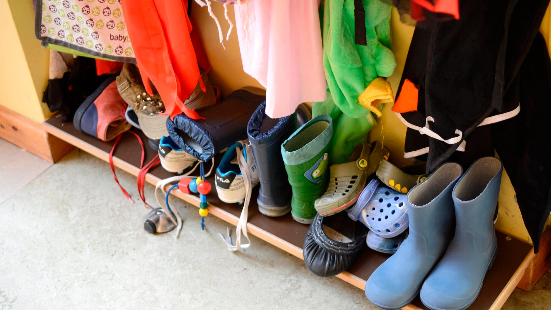 Kinderschuhe stehen in der Garderobe in einer Kita in Berlin-Neukölln.