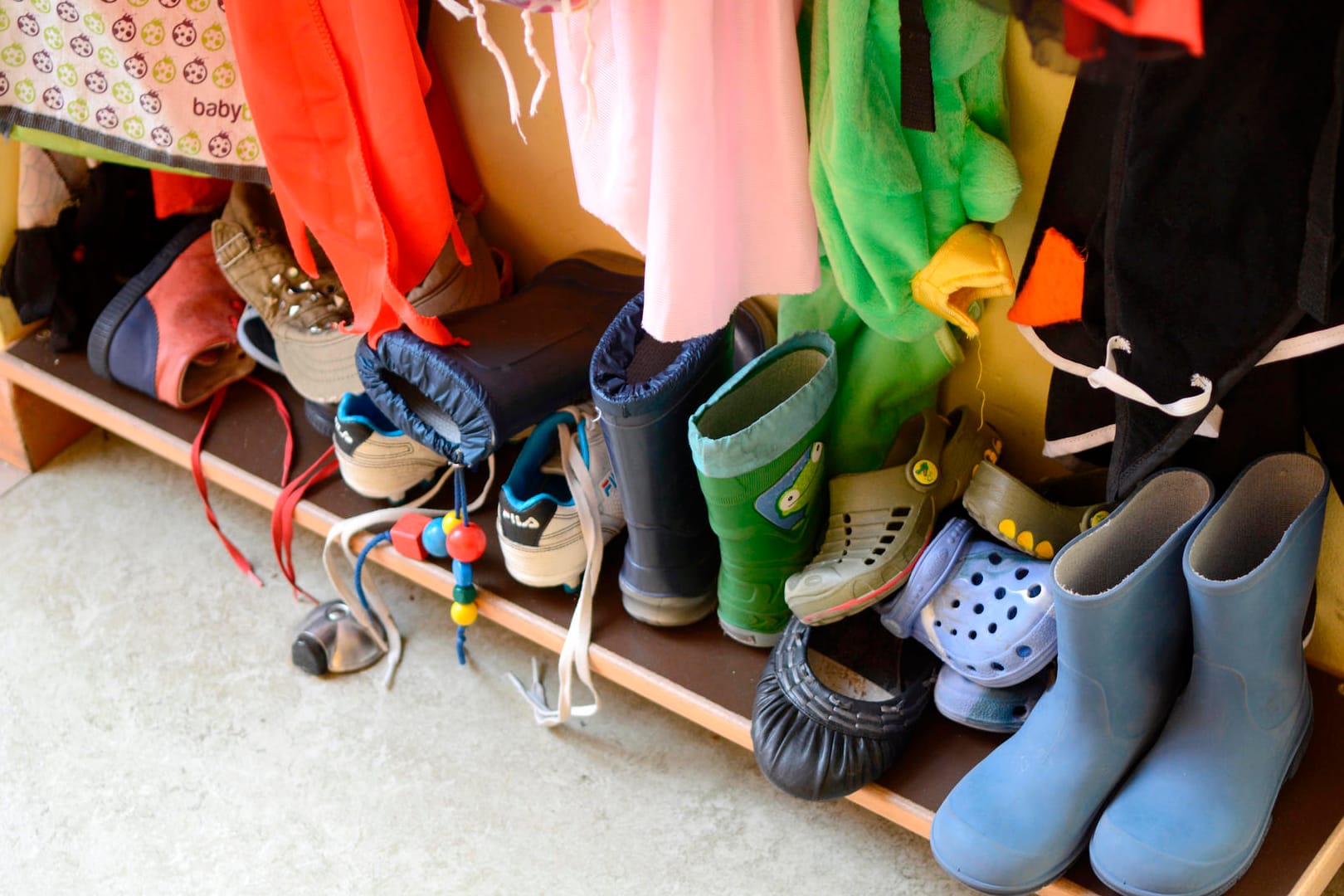 Kinderschuhe stehen in der Garderobe in einer Kita in Berlin-Neukölln.