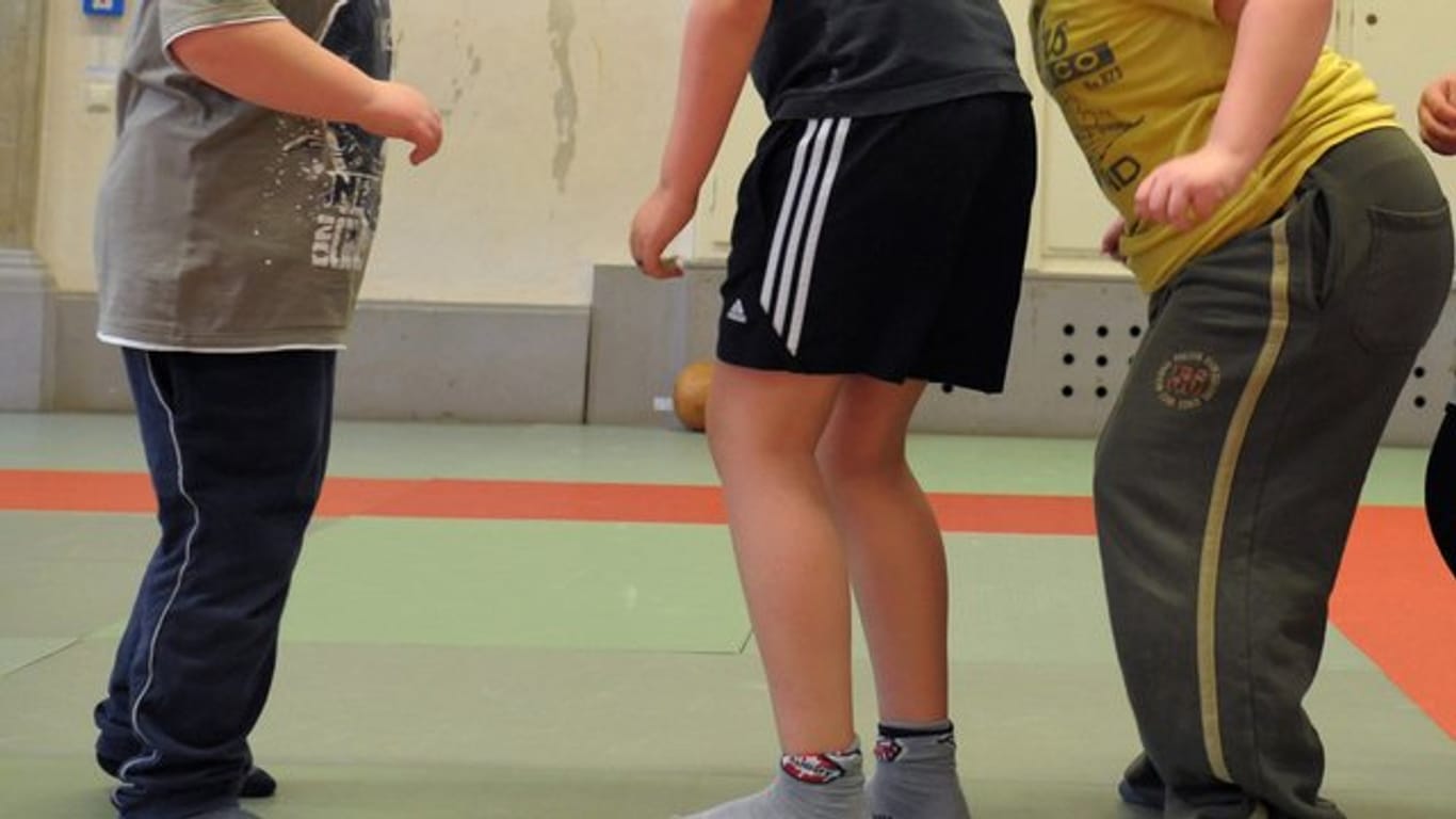 Zu früh zu dick: Übergewichtige Kinder nehmen an einem Sportprogramm teil.