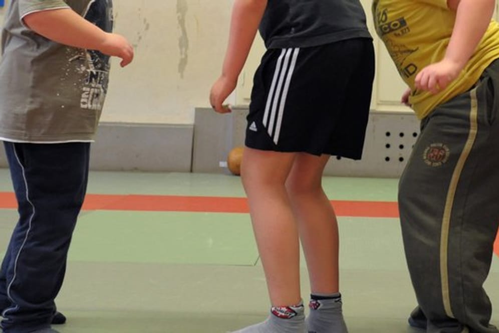 Zu früh zu dick: Übergewichtige Kinder nehmen an einem Sportprogramm teil.