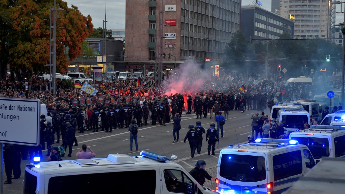 Der rechte Aufmarsch in den Straßen von Chemnitz: Minutenlang marschierte der Mob nahezu unbehelligt durch die Straßen.