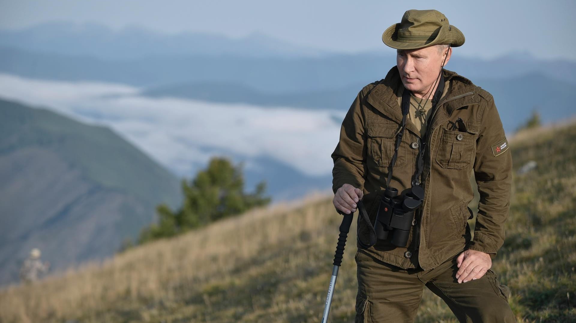 Putin bei einer Pause in der siberischen Tuwa: Dieses Jahr präsentiert sich der russische Präsident in khakifarbener Outdoor-Kleidung. Putin bei einer Pause in der siberischen Tuwa: Dieses Jahr präsentiert sich der russische Präsident in khakifarbener Outdoor-Kleidung.