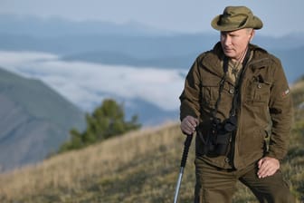 Putin bei einer Pause in der siberischen Tuwa: Dieses Jahr präsentiert sich der russische Präsident in khakifarbener Outdoor-Kleidung.