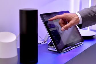 Die Lautsprecher Google Assistant und Amazon Echo machten bereits auf der IFA 2017 vor, wie sich Home-Elektronik mit einem Sprachassistenten verbinden lässt.