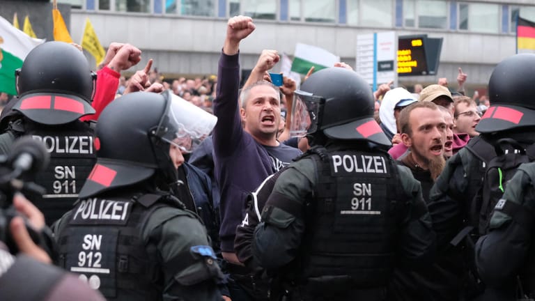 Chemnitz am frühen Montagabend: Rechte demonstranten und Polizisten stehen sich im Stadtzentrum gegenüber.
