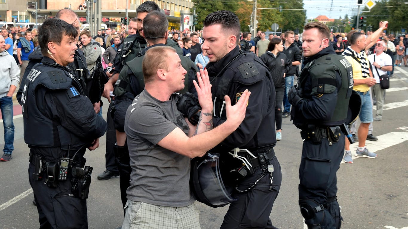 Auseinandersetzungen in Chemnitz: Zu Straftaten im Zuge der Demos am Montag ermittelt nun die Generaltstaatsanwaltschaft Dresden.