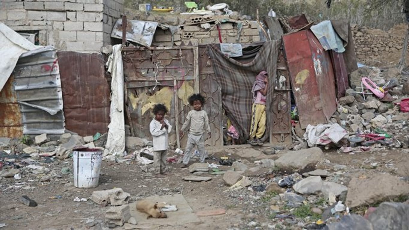 Kinder, die aus der Küstenstadt al-Hudaida im Jemen vertrieben wurden, stehen vor einer notdürftig zusammengezimmerten Unterkunft.