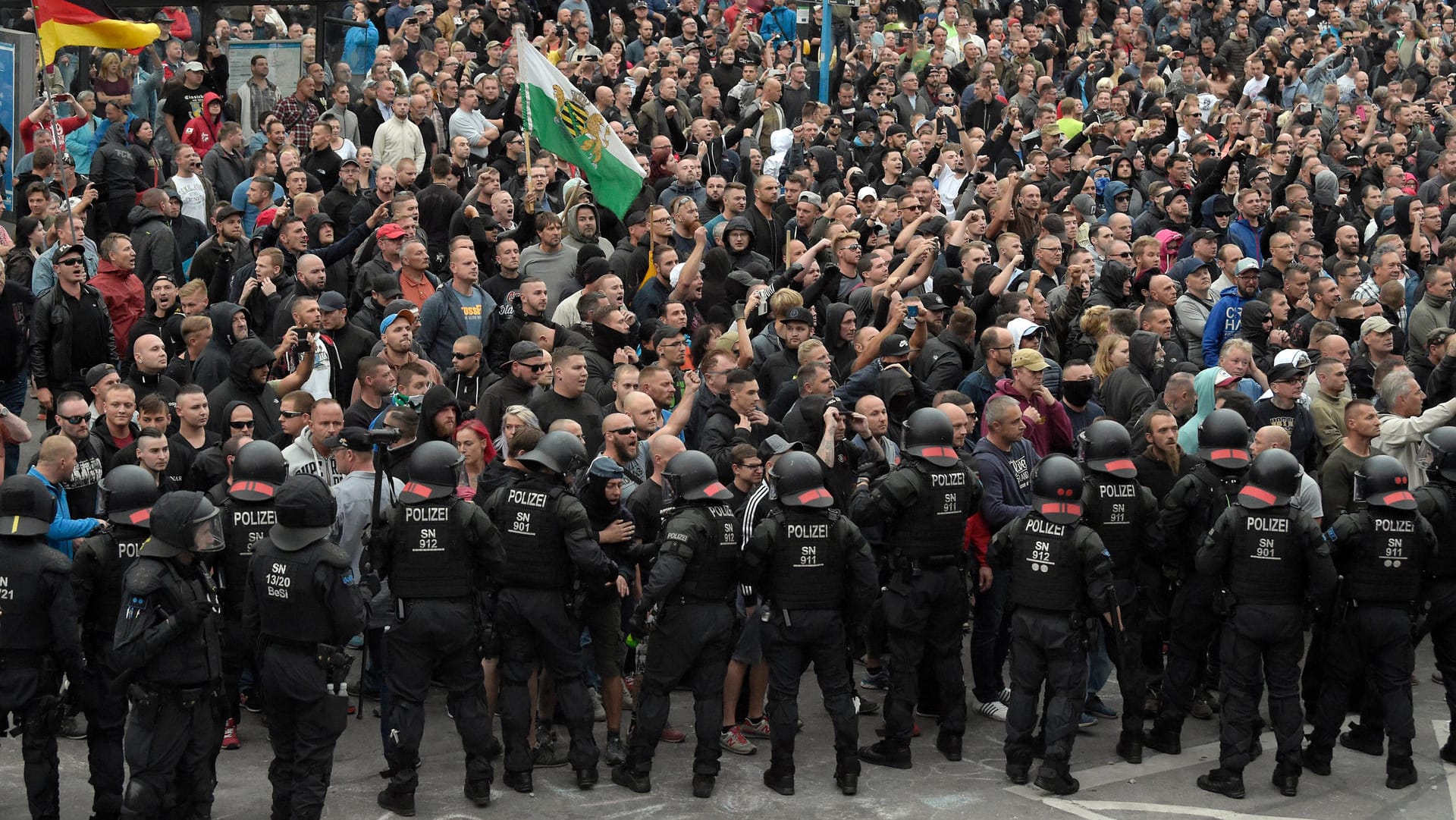 Chemnitz am Montagabend: Rechtsextreme laufen nach dem Mord an einem 35-Jährigen auf