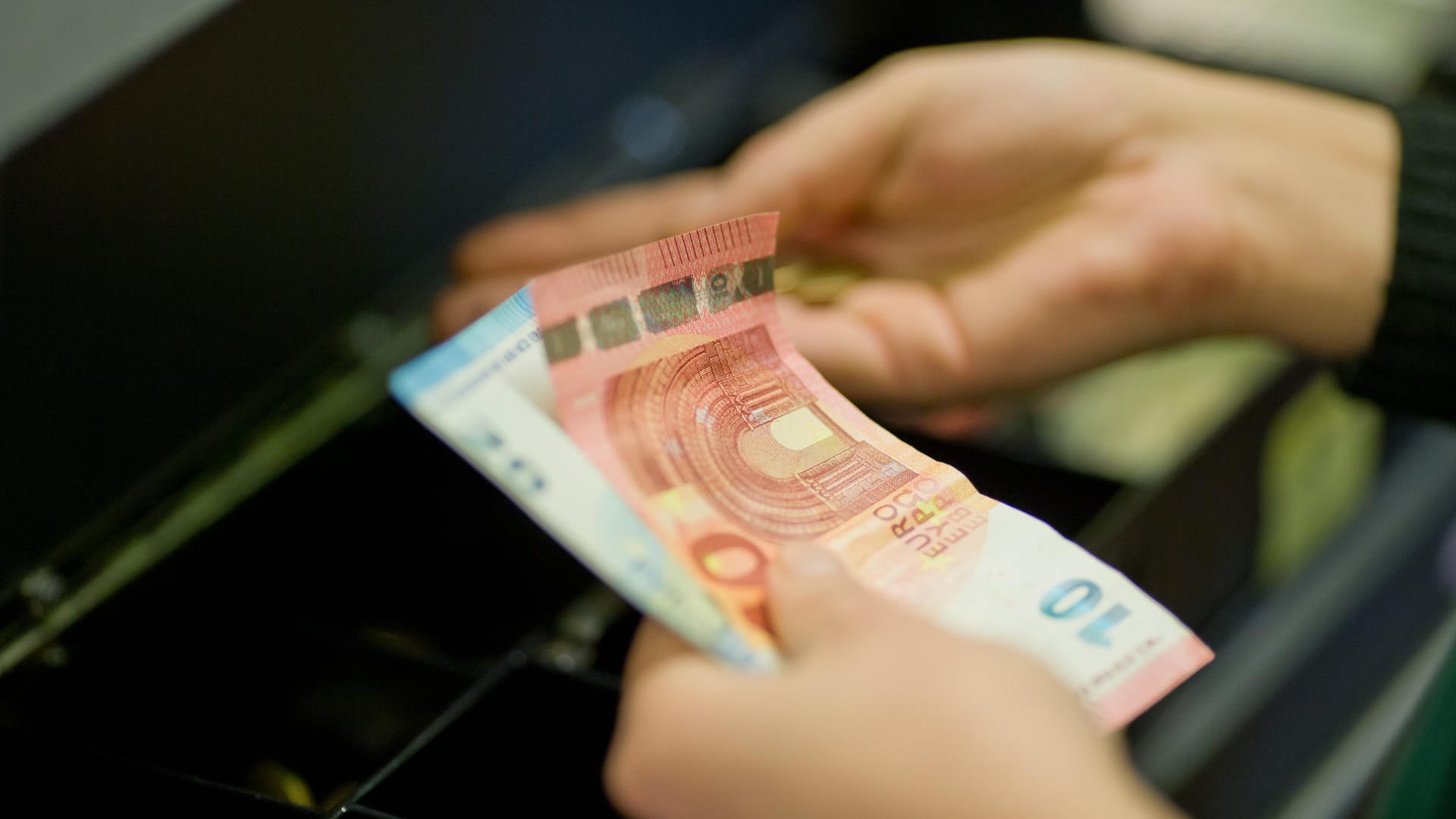 Neues Verfahren: Empfänger von Arbeitslosengeld können sich seit einigen Wochen in besonders dringenden Fällen einen Vorschuss bar an Supermarktkassen auszahlen lassen. Neues Verfahren: Empfänger von Arbeitslosengeld können sich seit einigen Wochen in besonders dringenden Fällen einen Vorschuss bar an Supermarktkassen auszahlen lassen.