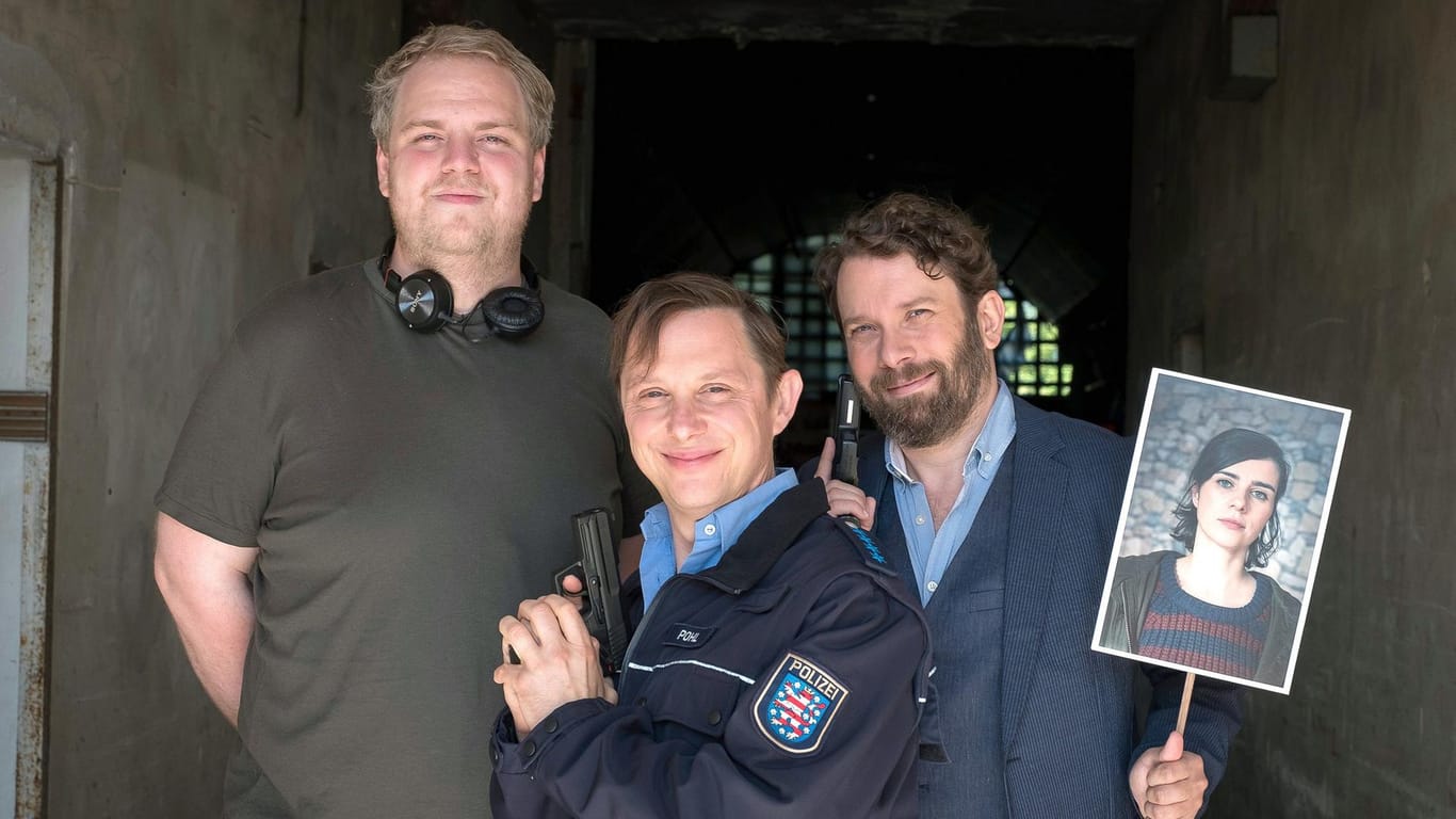 Das Weimarer "Tatort"-Team: Regisseur Dustin Loose mit Arndt Schwering-Sohnrey als Polizist Lupo und Christian Ulmen als Kriminalhauptkommissar Lessing.