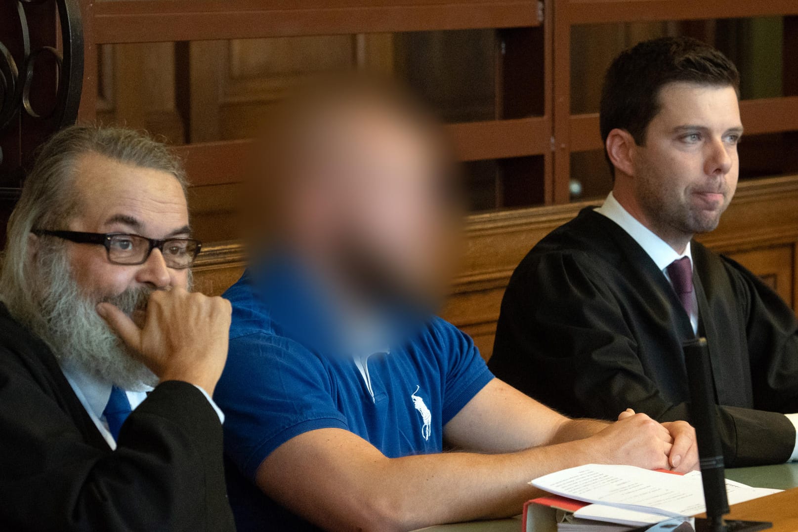 Angeklagter Marvin N. mit Anwälten: Den Tod eines 69-jährigen Rentners billigend in Kauf genommen?