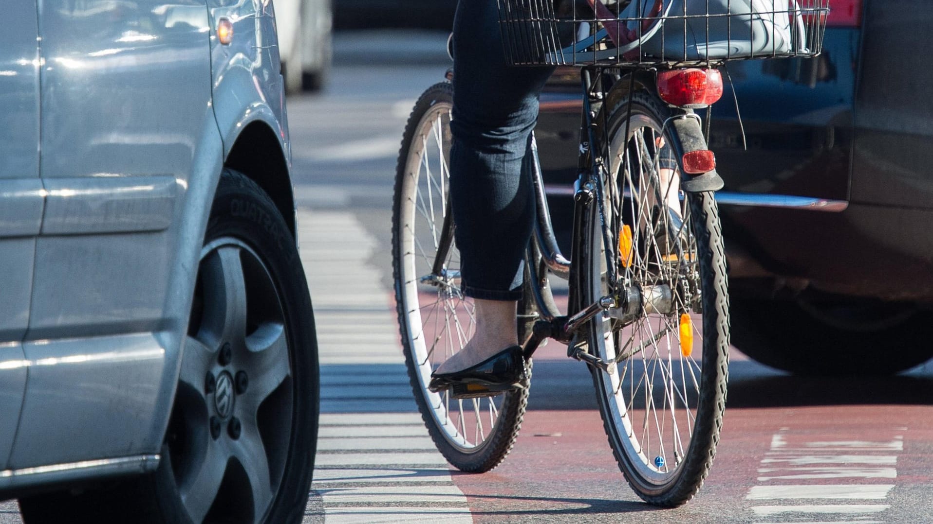 Fahrradfahrerin in Berlin: Nach einer Untersuchung des Umweltverbandes Greenpeace gibt die deutsche Hauptstadt 4,70 Euro pro Kopf und Jahr für den Radverkehr aus.