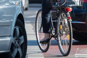 Fahrradfahrerin in Berlin: Nach einer Untersuchung des Umweltverbandes Greenpeace gibt die deutsche Hauptstadt 4,70 Euro pro Kopf und Jahr für den Radverkehr aus.