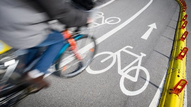 Aus Sicht des Umweltverbandes Greenpeace investiert Stuttgart mit 5 Euro pro Kopf zu wenig Geld in einen sicheren Radverkehr. Aus Sicht des Umweltverbandes Greenpeace investiert Stuttgart mit 5 Euro pro Kopf zu wenig Geld in einen sicheren Radverkehr.
