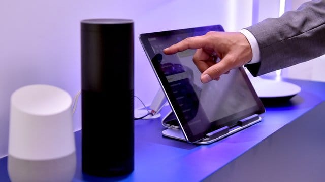 Die Lautsprecher Google Assistant und Amazon Echo auf der Internationalen Funkausstellung IFA.