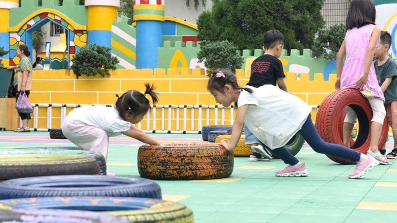 Spielende Kinder in Huainan: China erwägt einem Gesetzentwurf zufolge die Aufhebung der Zwei-Kind-Politik.