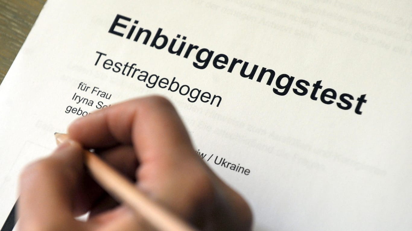 Eine Person füllt einen Einbürgerungstest aus: Mit dem Quiz von t-online.de können Sie den Test online ausprobieren.