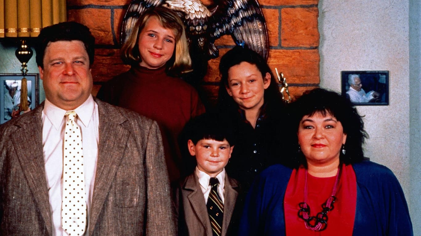 Die Familie Conner: John Goodman (v.l.), Alicia Goranson, Michael Fishman, Sara Gilbert und Roseanne Barr sind hier auf einer Aufnahme zum Serienstart 1988 zu sehen.