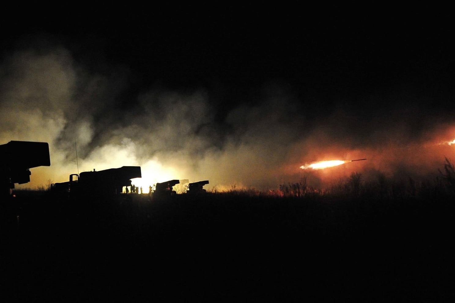 März 2015: Russische BM-21-Raketenwerfer feuern während eines Manövers Geschösse ab.