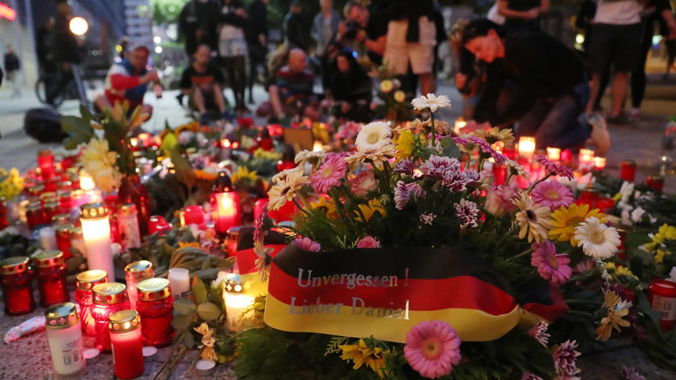 Blumen und Kerzen am Tatort in der Innenstadt: Rechte Gruppen instrumentalisieren das Verbrechen – es kommt zu Ausschreitungen.