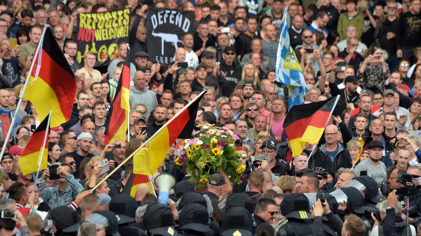 Rechte Proteste in Chemnitz: Die Polizei ermittelt in zehn Fällen von Zeigen des Hitlergrußes