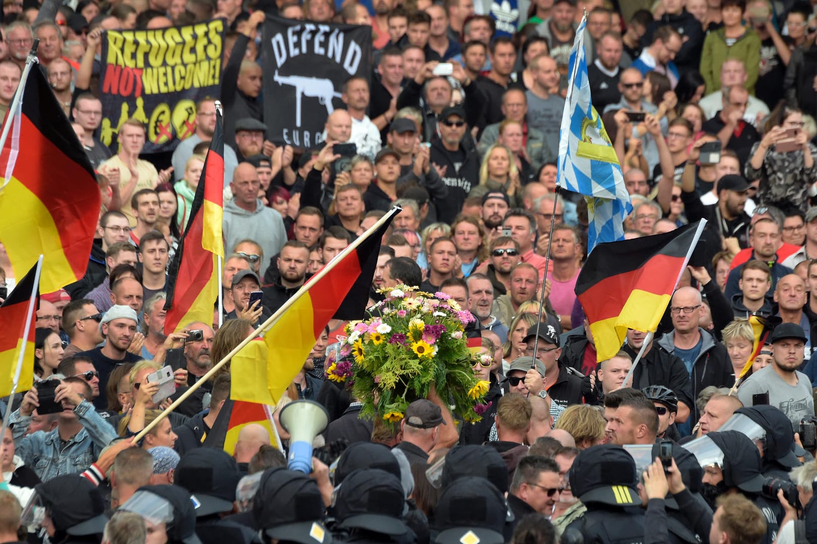 Rechte Proteste in Chemnitz: Die Polizei ermittelt in zehn Fällen von Zeigen des Hitlergrußes