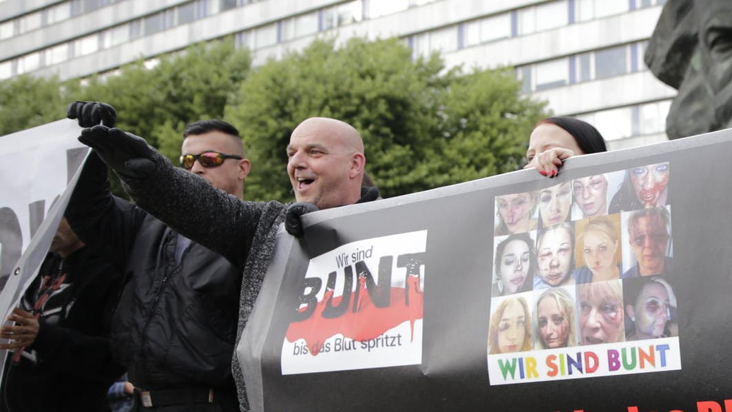 Mit Hitlergruß: So machen Rechtsextreme in Chemnitz am Montag Stimmung gegen Ausländer.