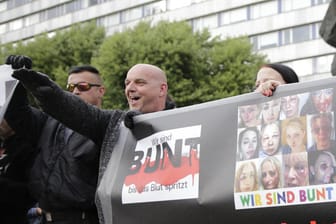 Mit Hitlergruß: So machen Rechtsextreme in Chemnitz am Montag Stimmung gegen Ausländer.