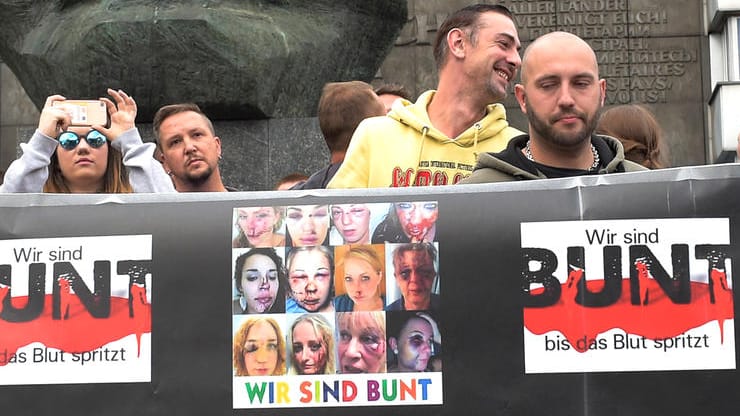 Blaue Augen und Platzwunden: Auf dem Banner sind zwölf Fotos von Frauen zu sehen.