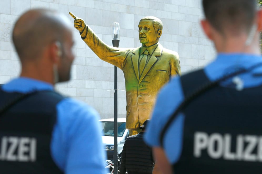 Polizisten vor der Erdogan-Statue: Die vier Meter große Statue sorgte in Wiesbaden für Irritationen.