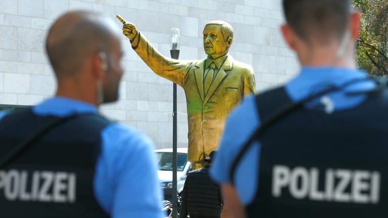 Polizisten vor der Erdogan-Statue: Die vier Meter große Statue sorgte in Wiesbaden für Irritationen.