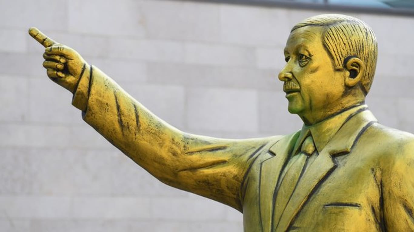 Das ist Kunst, das kann nicht weg: Die goldene Erdogan-Statue wurde im Rahmen des Kunstfestivals "Wiesbaden Biennale" aufgestellt.