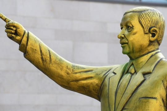Das ist Kunst, das kann nicht weg: Die goldene Erdogan-Statue wurde im Rahmen des Kunstfestivals "Wiesbaden Biennale" aufgestellt.