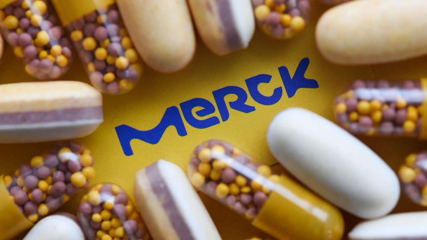 Nahrungsergänzungstabletten neben einem Merck-Logo: Der Konzern verkauft die Sparte für rezeptfreie Medikamente an das US-Unternehmen Procter & Gamble.