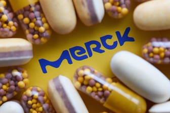 Nahrungsergänzungstabletten neben einem Merck-Logo: Der Konzern verkauft die Sparte für rezeptfreie Medikamente an das US-Unternehmen Procter & Gamble.