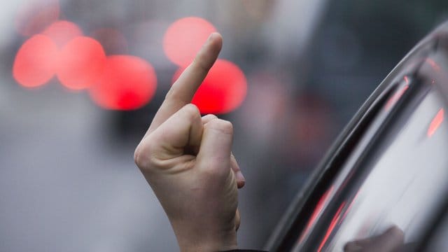 Wird man für eine Beleidigung verurteilt, hängt die Höhe der Strafe vom monatlichen Einkommen ab. Wird man für eine Beleidigung verurteilt, hängt die Höhe der Strafe vom monatlichen Einkommen ab.