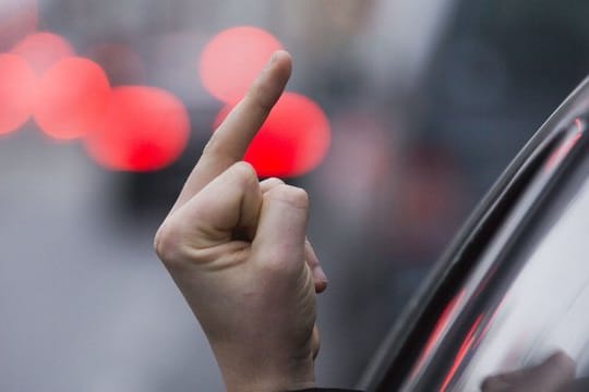 Wird man für eine Beleidigung verurteilt, hängt die Höhe der Strafe vom monatlichen Einkommen ab.