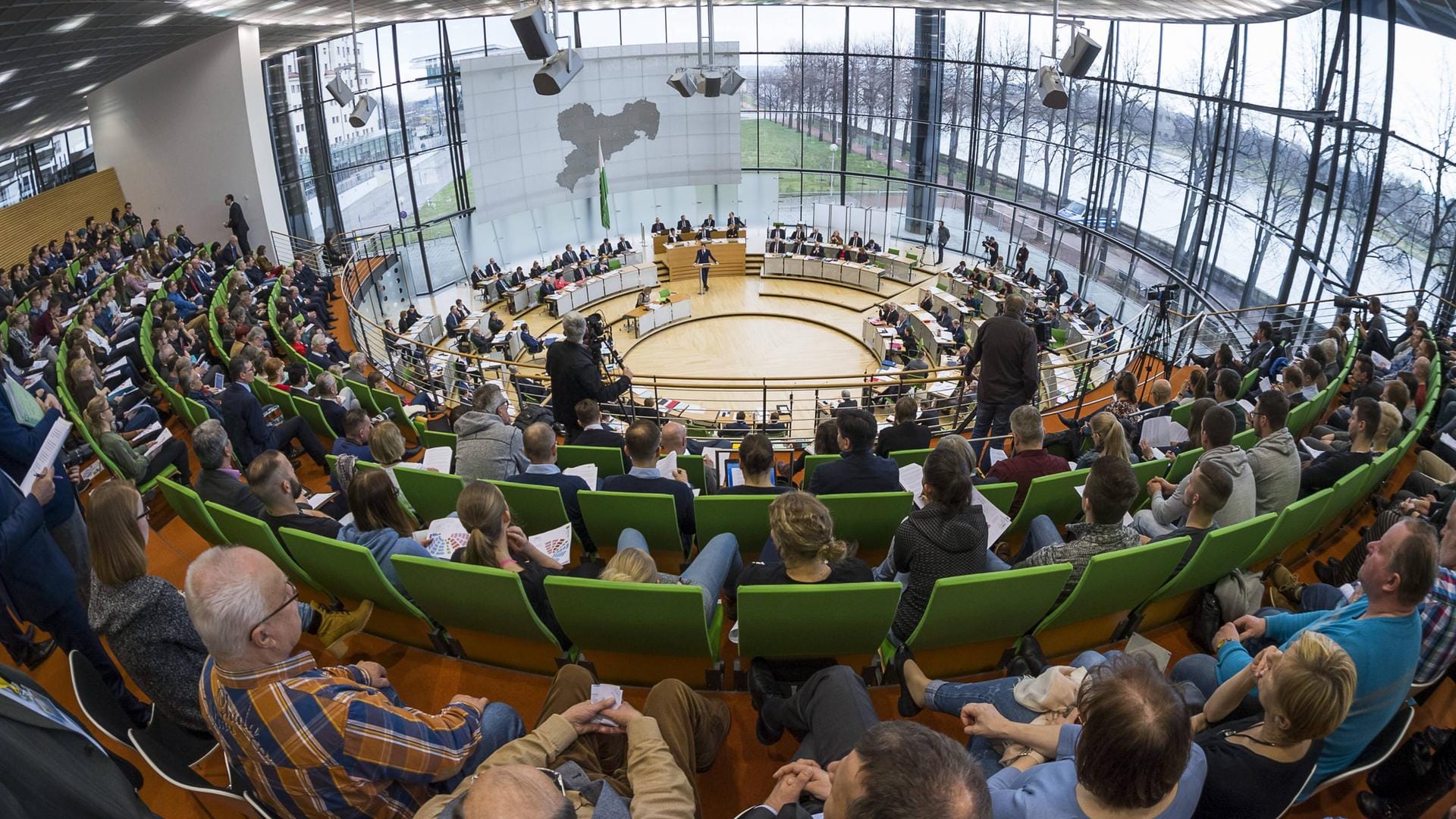 Der sächsische Landtag: Laut aktuellen Umfragen wären eine Regierung nur noch mit CDU, SPD, Grünen und FDP oder mit CDU und AfD beziehungsweise Linkspartei möglich. Gleiches gilt für Thüringen. Der sächsische Landtag: Laut aktuellen Umfragen wären eine Regierung nur noch mit CDU, SPD, Grünen und FDP oder mit CDU und AfD beziehungsweise Linkspartei möglich. Gleiches gilt für Thüringen.