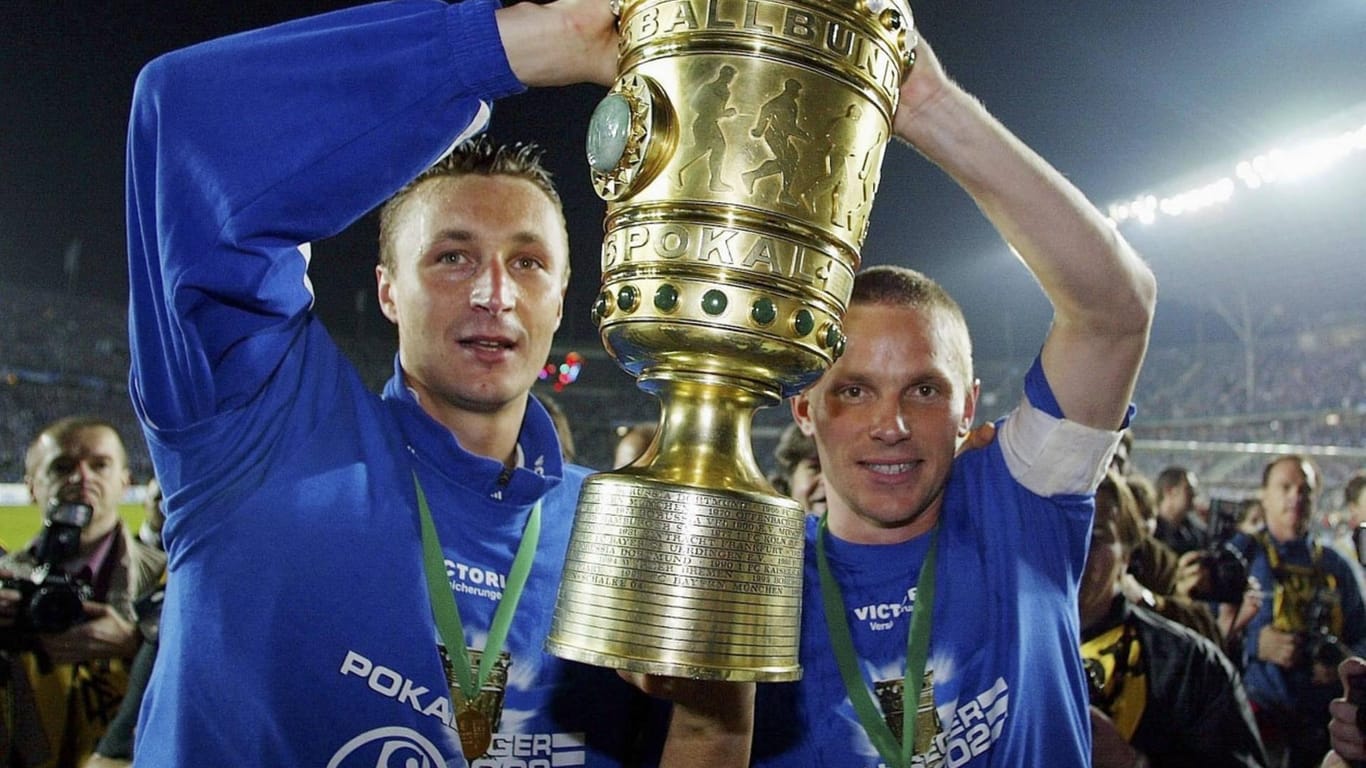 Tomasz Waldoch: Der langjährige Schalke-Kapitän (r./hier mit Tomas Haijto) gewann 2001 und 2002 den DFB-Pokal mit den Knappen.