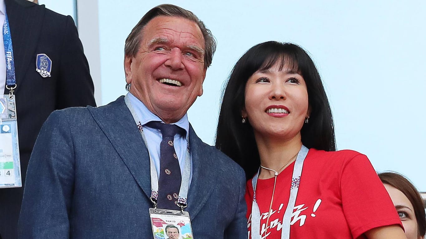 Fußball-WM in Russland: Gerhard Schröder mit seiner Lebensgefährtin Soyeon Kim beim Spiel Südkorea gegen Deutschland.