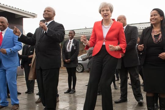 Die britische Premierministerin Theresa May (2.